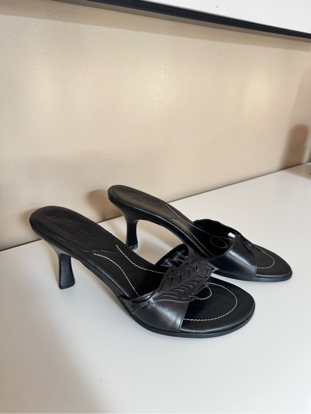 Two lips black leather leaf cutout kitten heels
